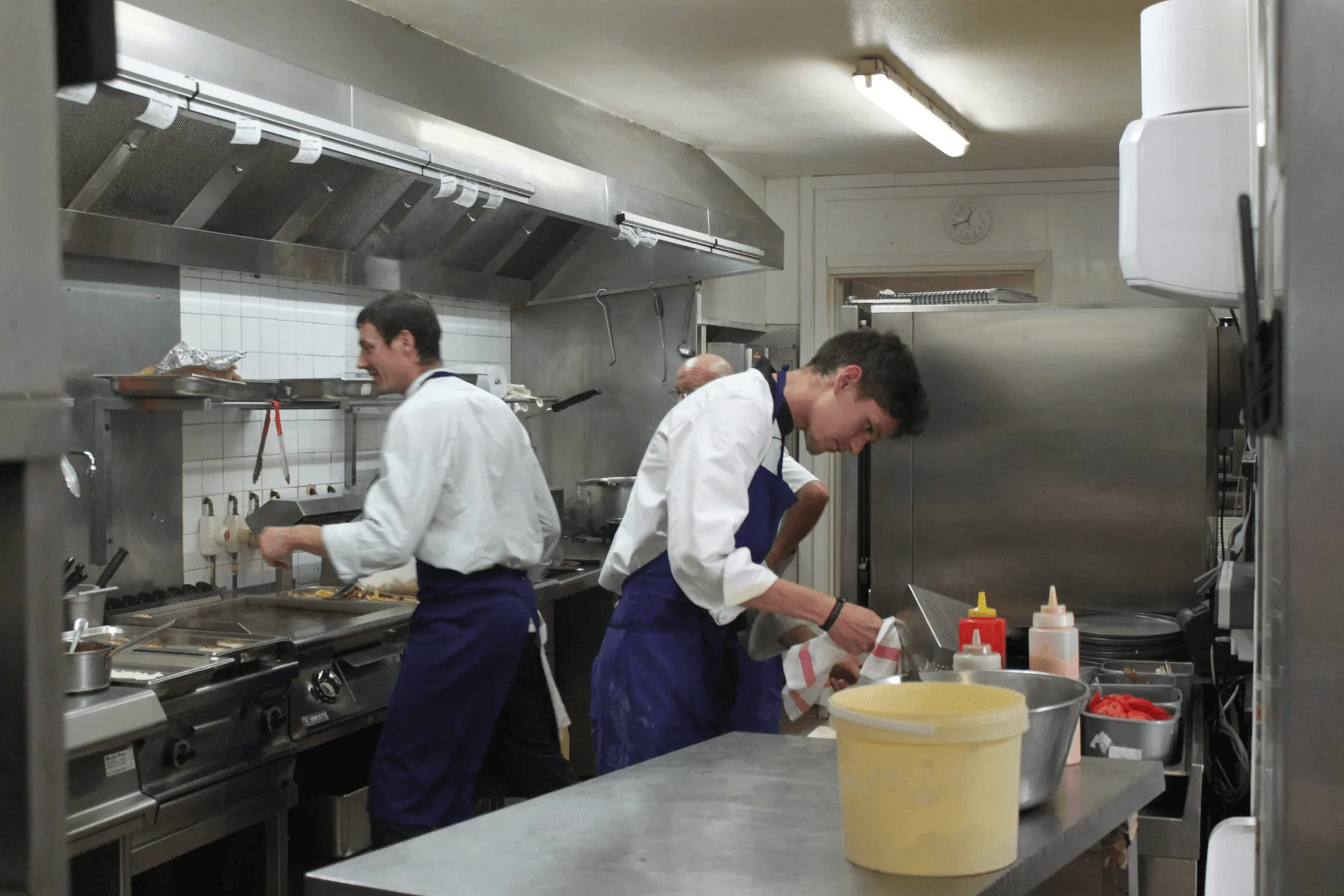 Équipe saisonnière heureuse travaillant ensemble